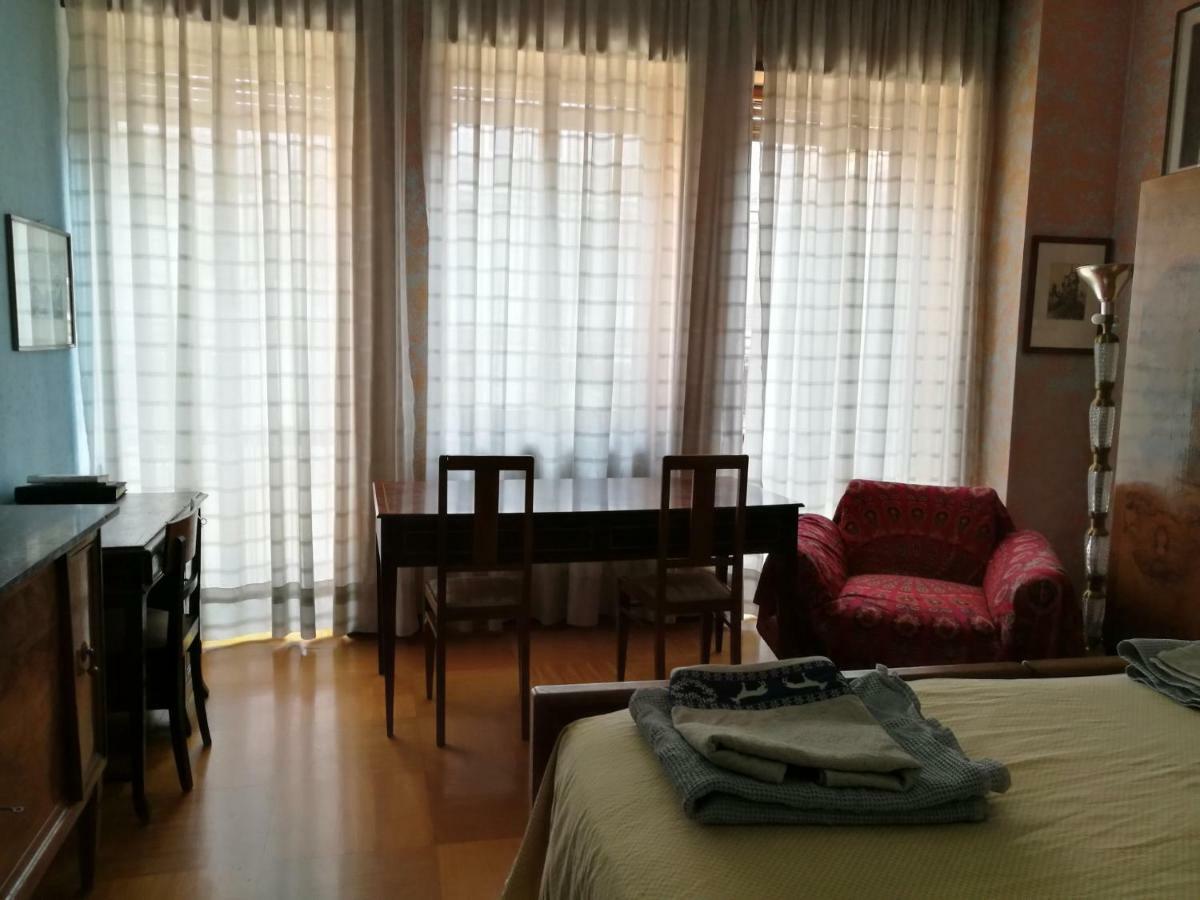 big room in Milano center Buitenkant foto
